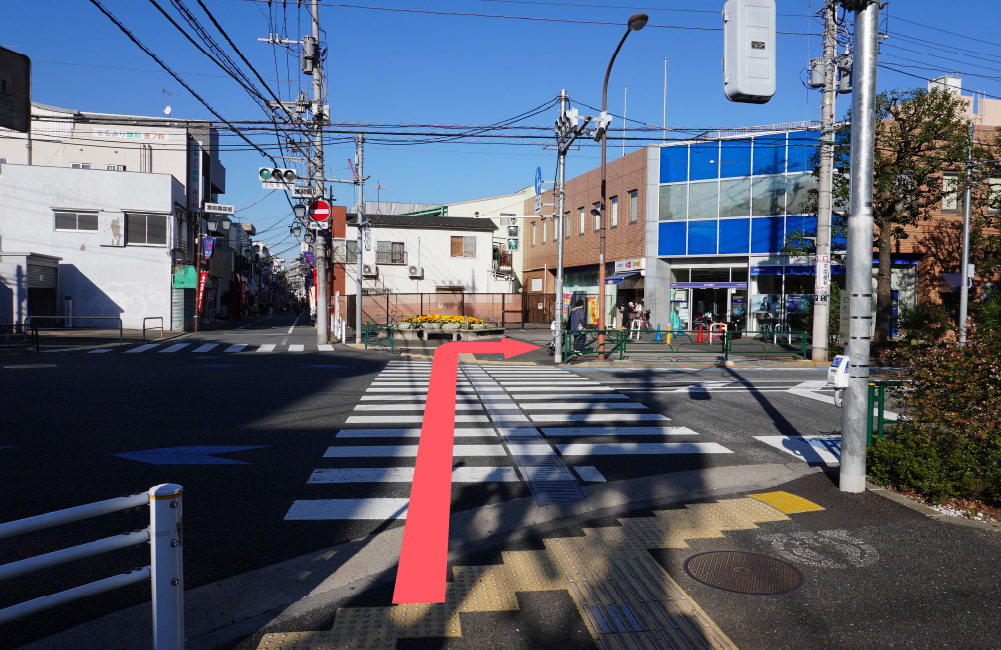 商店街を抜けて、大通り(都道420号)の信号を渡り、右へ進みます。